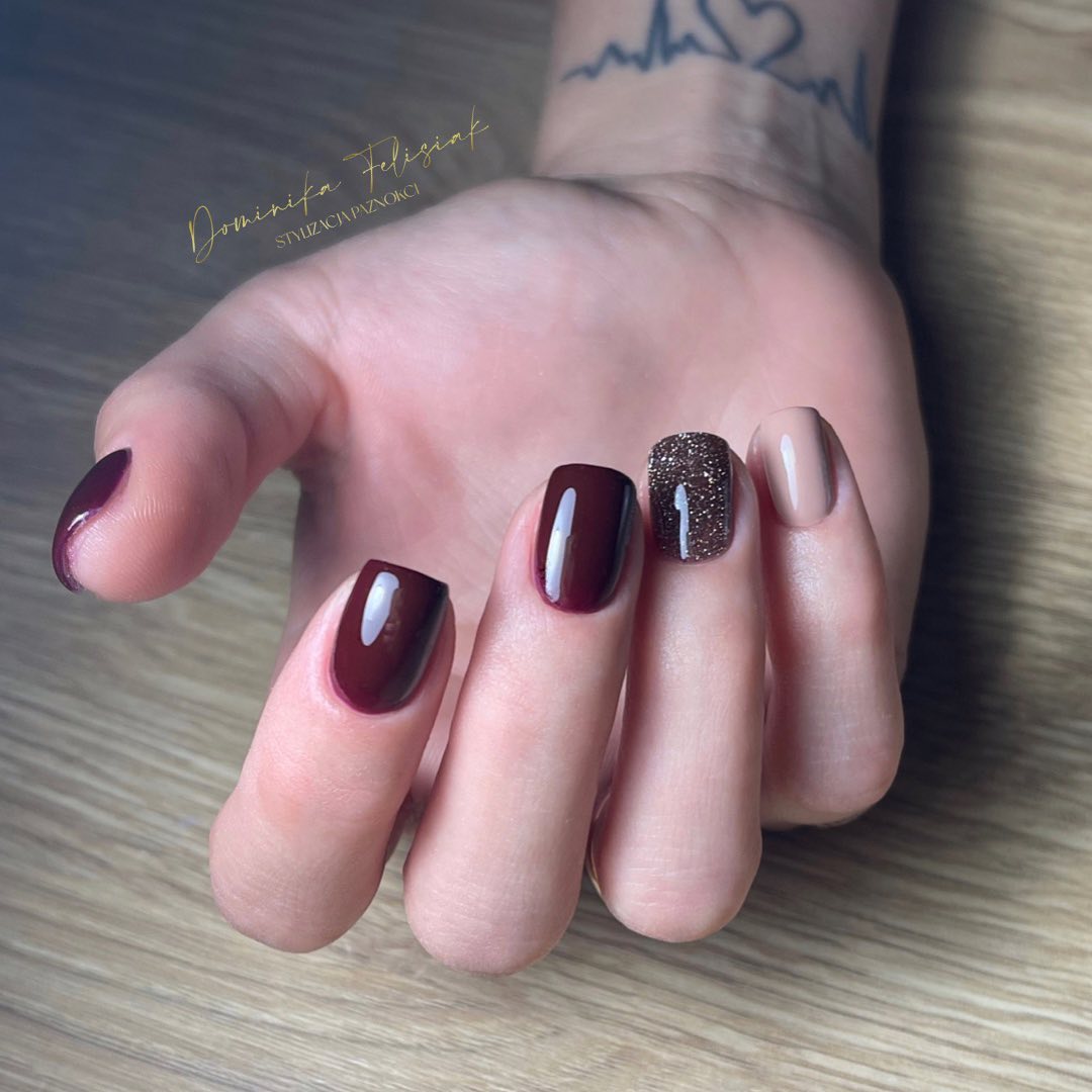 gelpolish-fran-makear-gellack-med-glitter-moonlight-disco-fantastiska-glod-pa-naglar-kop-dinanaglar-brun-917-Dark'n-Stormy-naglar-med-vinrod