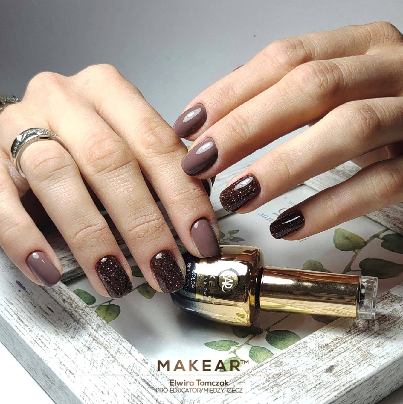 gelpolish-fran-makear-gellack-med-glitter-moonlight-disco-fantastiska-glod-pa-naglar-kop-dinanaglar-brun-917-Dark'n-Stormy-naglar-med-brun