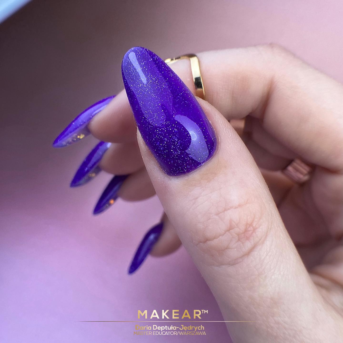 gelpolish-fran-makear-gellack-med-glitter-moonlight-disco-fantastiska-glod-pa-naglar-kop-dinanaglar-921-Purple-Dragon-lila-tumme