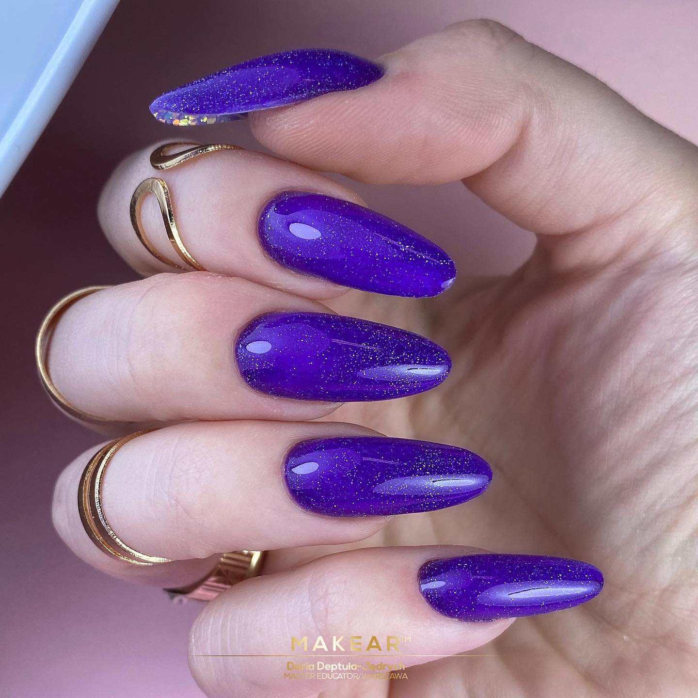 gelpolish-fran-makear-gellack-med-glitter-moonlight-disco-fantastiska-glod-kop-dinanaglar-921-Purple-Dragon-lila-långa-naglar