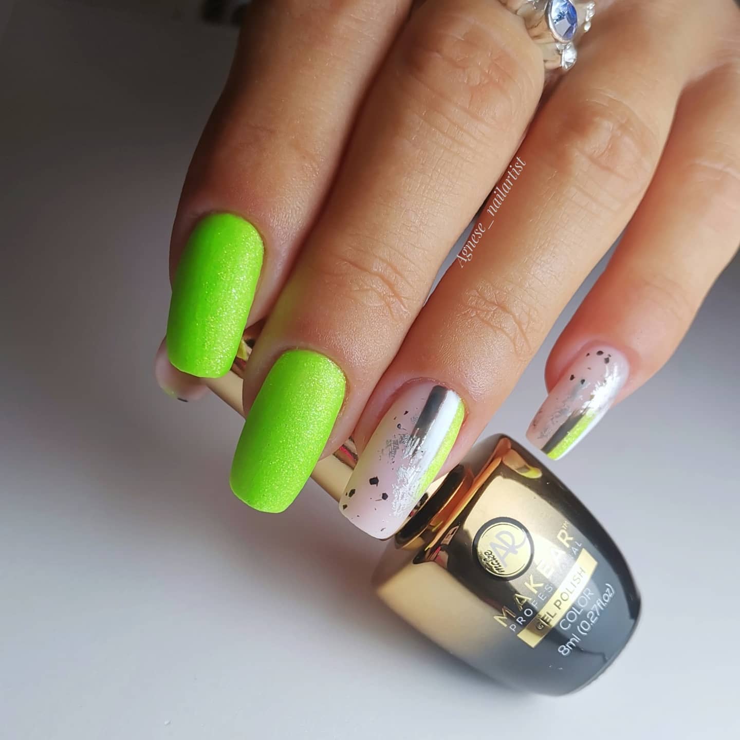 gelpolish-från-känd-märke-makear-neon-med-glitter-till-sommar-hälsosamma-uv-neonshine-gellack-för-dina-naglar-dinanaglar-jamaica-grön-green-gn01-modern-nailart