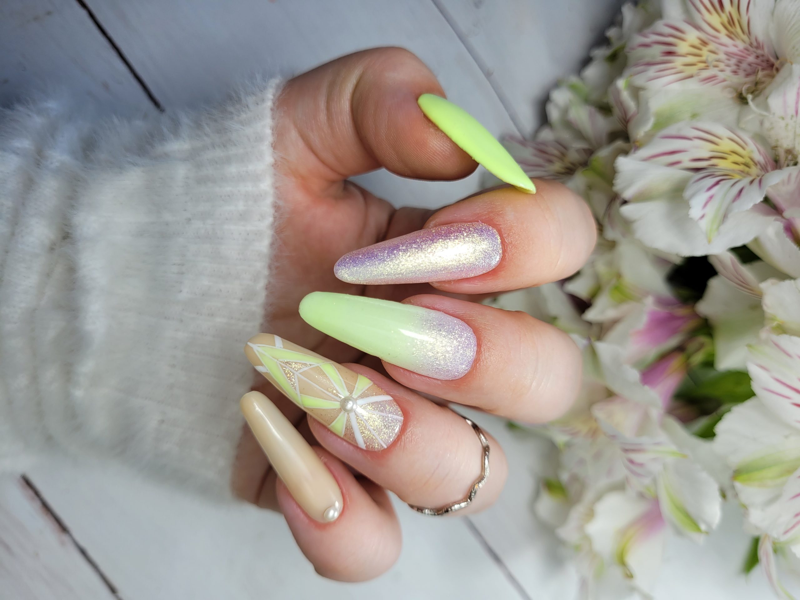 gelpolish-makear-hälsosamma-hema-free-glossy-opaliserande-gellack-dinanaglar-glitter-402-21-dg02-paint-pa01