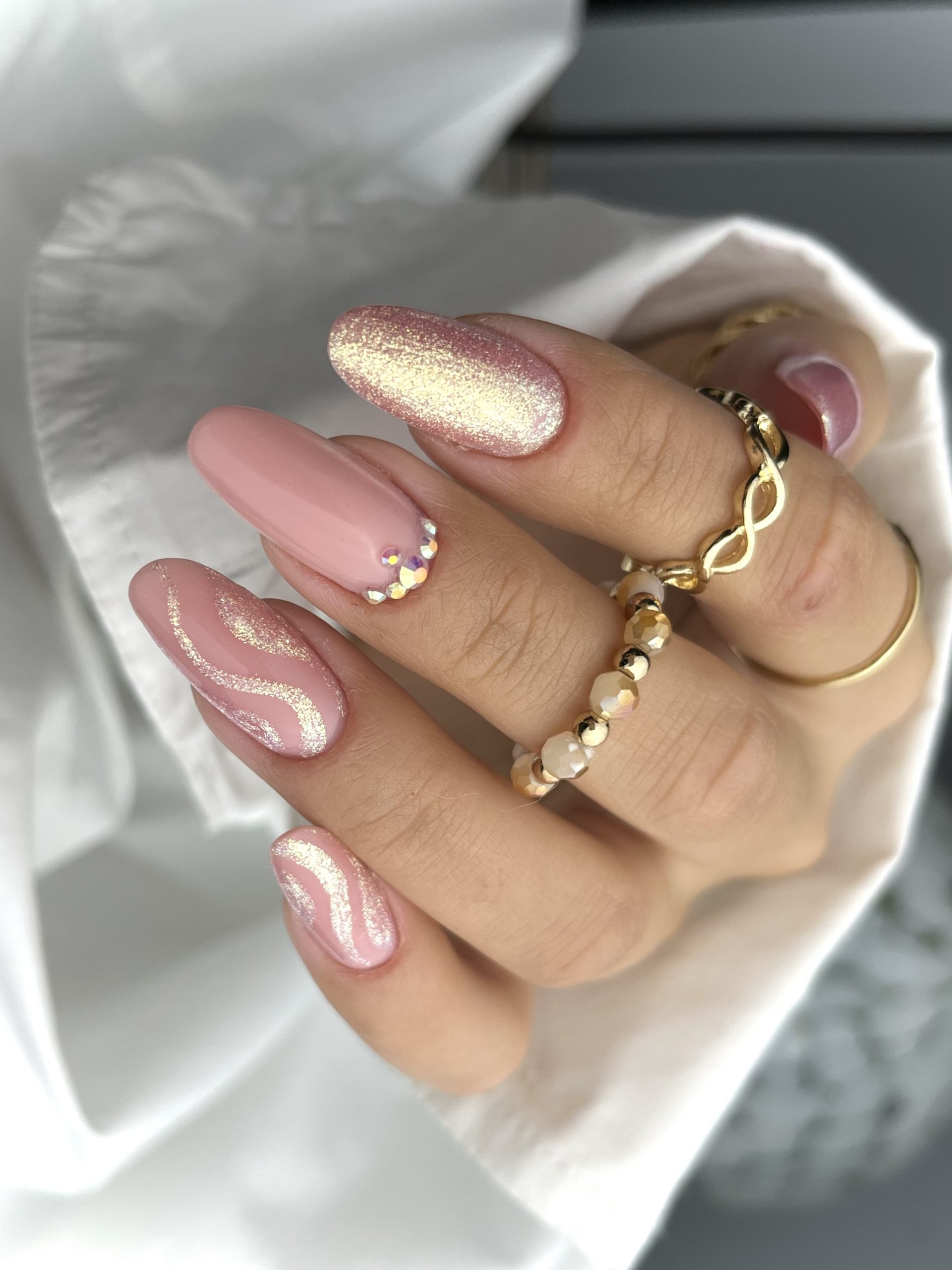 gelpolish-makear-hälsosamma-hema-free-glossy-opaliserande-gellack-dinanaglar-glitter-402-gel-Creamy-Rose