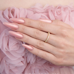 Makear 640 UV Gel Polish beige med fint glitter skapar en elegant och hållbar manikyr. Beige Makear 640 UV Gel Polish på naglar med subtilt multiglitter, hema free och tpo free gelpolish.