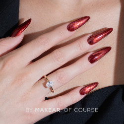 Närbild av naglar med Makear hema free cat eye gelpolish C20 i djup varm röd färg Makear Cat Eye C20 hema free gelpolish på naglar med varm röd magnetisk effekt